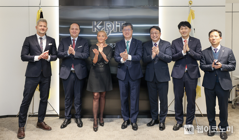 최원목 신용보증기금 이사장(왼쪽에서 네 번째), 마르타 포스투와 폴란드 BGK 수석부행장(왼쪽에서 세 번째) 및 참석자가 지난 27일 프론트원에서 기념 촬영을 하고 있다. / 2024.11.29 (출처: 신용보증기금)