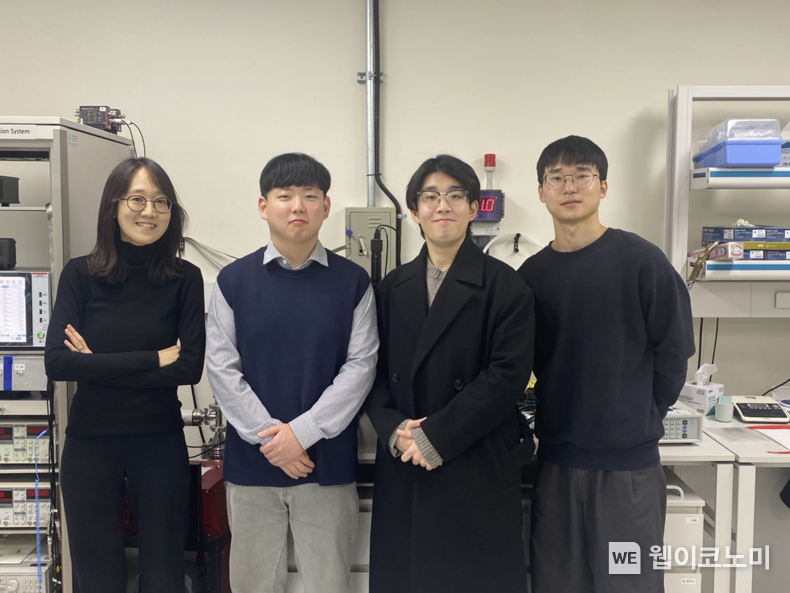 (왼쪽부터) 전기및전자공학부 이가영 교수님, 염동주 석사과정, 김민수 석박사통합과정, 석용욱 박사과정. / 2024.12.30 (출처: KAIST)
