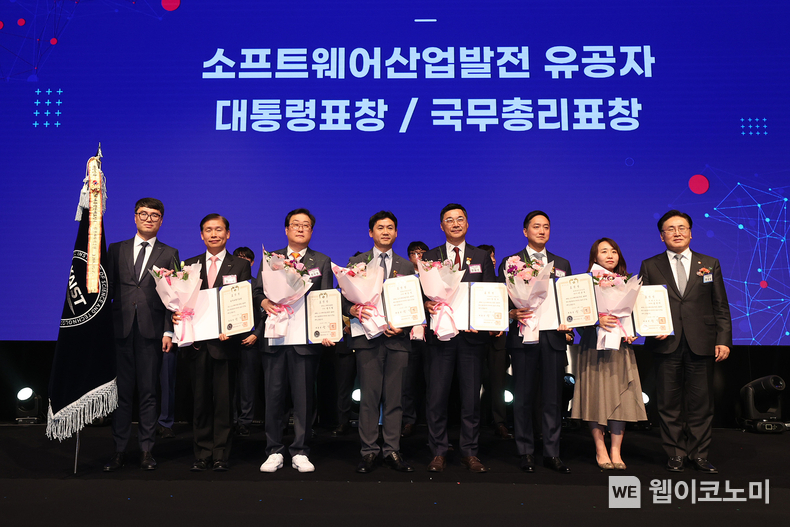KAIST가 소프트웨어 산업발전 유공 단체 부문에 선정되어 대통령 표창을 수상했다. (왼쪽부터 정성훈 KAIST 기획팀장, 김경수 KAIST 대외부총장) / 2024.12.02 (출처: KAIST)