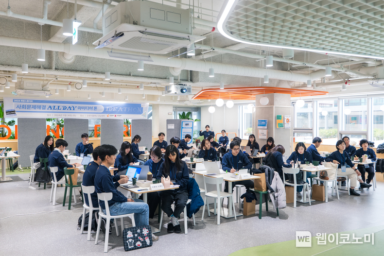 지난 11월 30일 오렌지플래닛에서 열린 ‘2024 희망스튜디오 사회문제해결 All Day 아이디어톤’ 행사 참가자들이 사진을 찍고 있는 모습. / 2024.12.03 (출처: 스마일게이트)