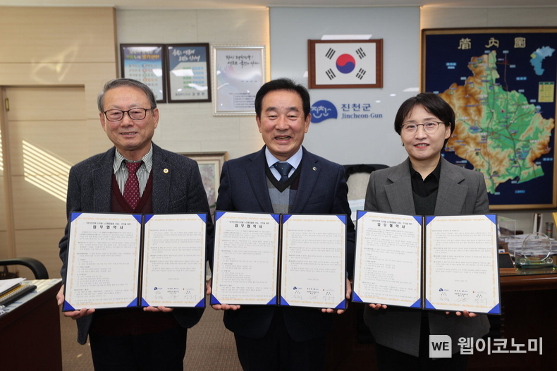 사진은 (왼쪽부터) 박승구 대한노인회 진천군지회장, 송기섭 진천군수, 황선영 와플랫 대표가 협약식을 마치고 기념촬영을 하고 있는 모습 / 2024.12.03 (출처: 엔에이치엔)