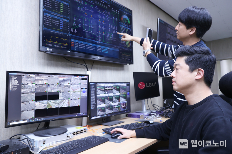 LG유플러스가 교통신호정보를 실시간으로 제공할 수 있는 무선통신망을 인천광역시에 구축한다. 사진은 관제 시스템을 통해 통신망을 살펴보는 LG유플러스 직원의 모습. / 2024.12.03 (출처: LG유플러스)