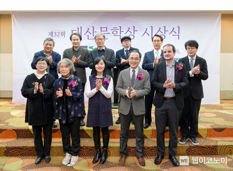 지난달 28일 서울 중구 프레지던트호텔에서 열린 ‘제32회 대산문학상 시상식’에서 신창재 대산문화재단 이사장(교보생명 대표이사 겸 이사회 의장)과 대산문학상 수상자 및 관계자들이 기념 촬영을 하고 있다.<br>
(앞줄 왼쪽부터) 나희덕 시인, 시 부문 수상자 강은교 시인, 소설 부문 수상자 김희선 소설가, 평론 부문 수상자 서영채 평론가, 번역 부문 수상자 알바로 트리고 말도나도 번역가, (뒷줄 왼쪽부터) 시 부문 심사위원 정명교 평론가, 소설 부문 심사위원장 이승우 소설가, 평론 부문 심사위원장 윤지관 평론가, 번역 부문 심사위원장 전기순 명예교수, 신창재 이사장, 이광호 평론가. / 2024.12.03 (출처: 대산문화재단)