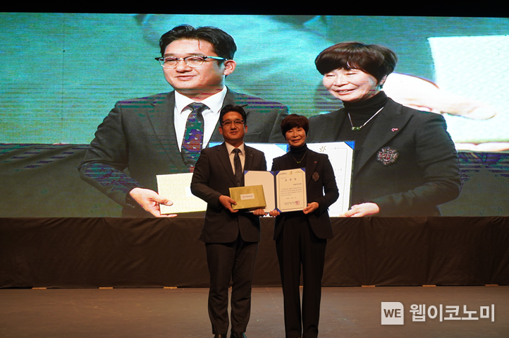 왼쪽부터 세람저축은행 박지훈 전무이사, 이천시자원봉사센터 이미선 센터장 / 2024.12.04 (출처: 세람저축은행)