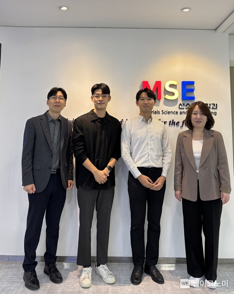 (왼쪽부터) KAIST 신소재공학과 정연식 교수, KAIST 최성수 박사과정, KAIST 양현우 박사과정, KAIST 신소재공학과 조은애 교수 / 2024.12.04 (출처: KAIST)