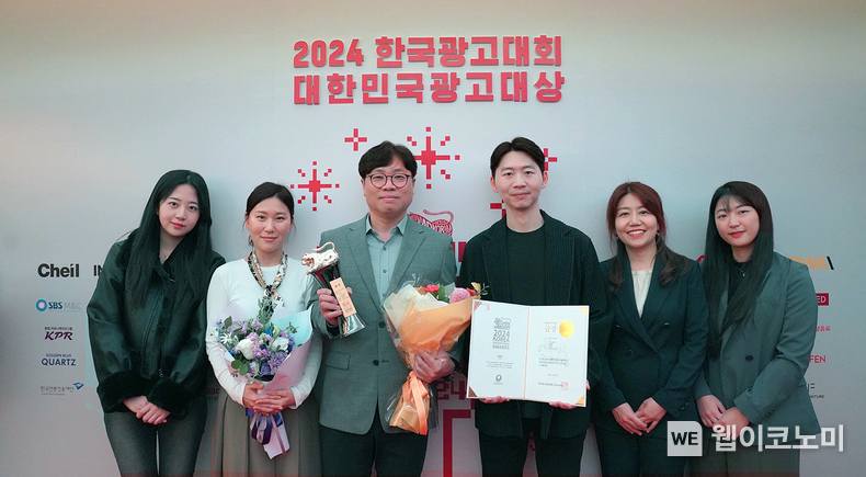 윤종혁 롯데칠성음료 주류 마케팅 본부장(왼쪽 세번째)과 김정두 콘텐츠 마케팅 팀장(왼쪽 네번째), 콘텐츠 마케팅팀 / 2024.12.04 (출처: 롯데칠성음료)
