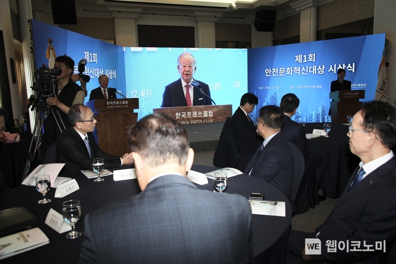 (왼쪽부터)넥센타이어 김현석 사장, MNC솔루션 김병근 대표이사, 용마로지스 이종철 대표이사, 손경식 경총 회장, HD현대미포 김형관 대표이사, 풍산 이준덕 노조위원장, 풍산 서정국 부사장, 린나이코리아 장인복 이사 / 2024.12.04 (출처: 한국경영자총협회)
