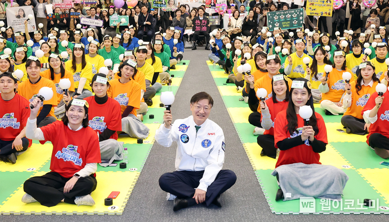 하나은행은 지난 6일 하나금융그룹 명동사옥 4층 대강당에서 전국 외국환 우수직원들이 참여하는 외국환 지식경연 대회인 제 19회「2024 외국환 골든벨」결선행사를 진행했다고 밝혔다. 이승열 하나은행장(사진 가운데)이 대회에 참여한 직원들과 함께 응원 포즈를 취하고 있다. / 2024.12.08 (출처: 하나은행)