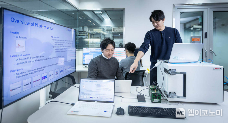 SK텔레콤은 오픈랜 실증 관련 글로벌 행사인 ‘O-RAN 글로벌 플러그페스트 2024’에서 글로벌 오픈랜 제조사 10개사와의 연구협업 성과를 선보였다고 8일 밝혔다. 사진은 SK텔레콤 연구원들이 이번 플러그페스트에 오픈랜 기술을 출품하기 위해 시험하는 모습 / 2024.12.08 (출처: SK텔레콤)
