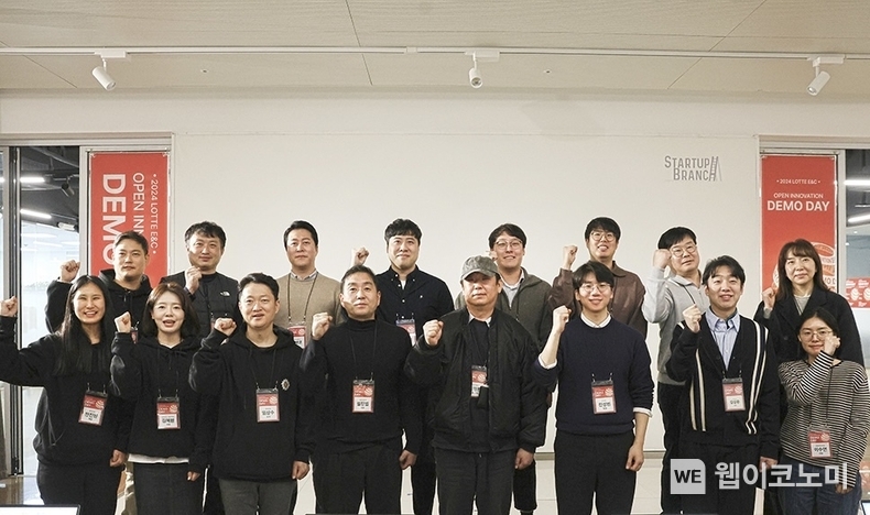 지난 9일 서울 삼성동 코엑스에서 롯데건설, 스타트업 등 관계자들이 데모데이를 진행하고 기념사진을 찍고있다. / 2024.12.10 (출처: 롯데건설)