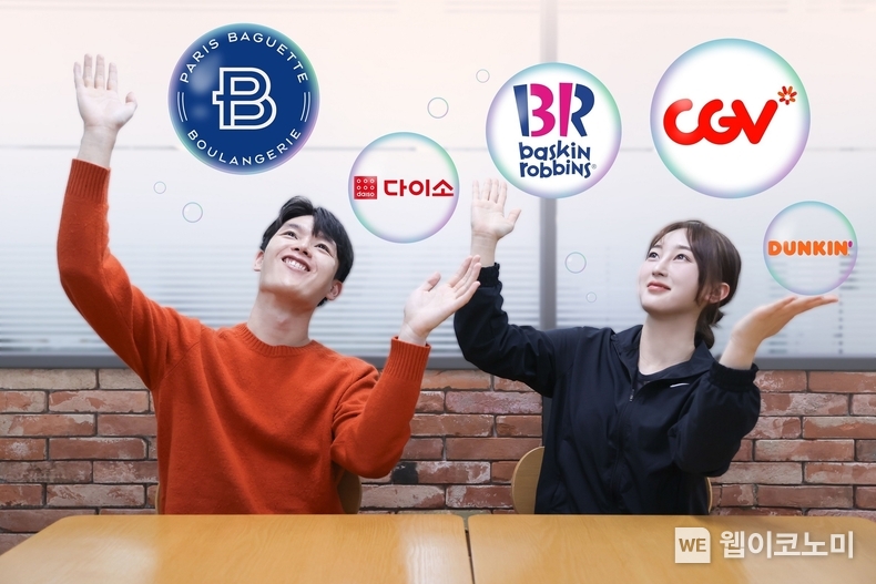LG유플러스의 월 정기 멤버십 혜택 프로그램 ‘유플투쁠’의 이용한 고객들의 누적 참여 건수가 700만 건을 돌파했다. 사진은 LG유플러스 직원들이 유플투쁠 혜택을 소개하는 모습 / 2024.12.10 (출처: LG유플러스)