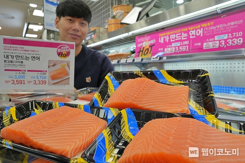 롯데마트 제타플렉스 잠실점에서 '내가 만드는 연어'를 홍보하는 조성연 MD의 모습 / 2024.12.10 (출처: 롯데쇼핑)