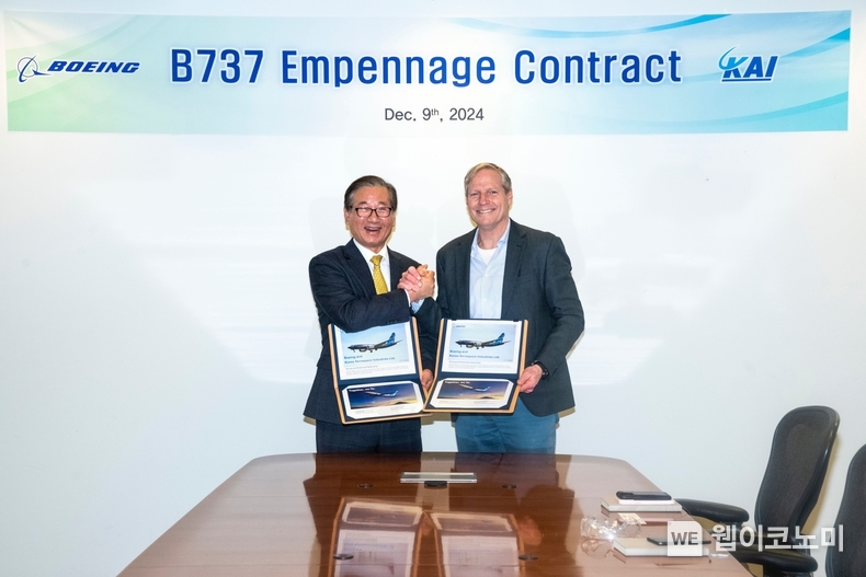 KAI-보잉 B737MAX 연장계약 체결 기념사진 (왼쪽부터) 보잉 Cory Gionet 생산구매본부장, KAI 강구영 사장 / 2024.12.10 (출처: KAI)
