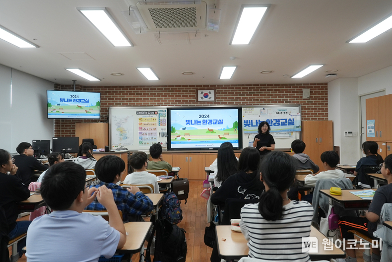 지난 10월 서울시 소재 한 초등학교에서 ‘빛나는 환경교실’ 수업이 진행되는 모습 / 2024.12.11 (출처: 신한라이프)