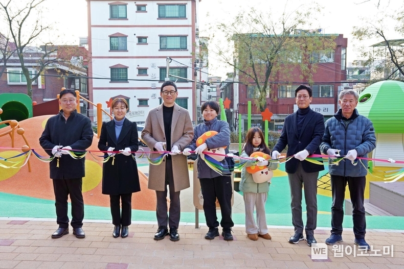 12/11(수) 경기도 성남시 중원구에서 진행된 ‘단풍잎 놀이터’ 1호 개장식 (왼쪽부터) 성남시청 녹지과 김진욱 과장, 굿네이버스 아동권리사업본부 박정순 본부장, 넥슨 김창섭 메이플스토리 국내 총괄디렉터, 도담성남동지역아동센터 김승준 어린이, 도담성남동지역아동센터 이하람 어린이, 넥슨 김정욱 대표이사(넥슨재단 이사장 겸임), 경기도청 정원산업과 이정수 과장 / 2024.12.11 (출처: 넥슨)
