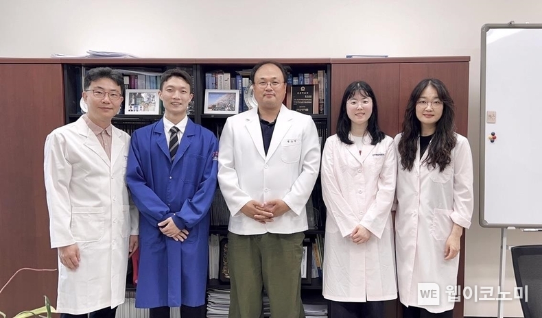 (왼쪽부터) KAIST 임성갑 교수, KAIST 박성현 박사과정생, KRIBB 권오만 박사, KRIBB 이하나 박사, KRIBB 손미영 박사. / 2024.12.12 (출처: KAIST)