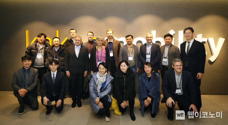 11일 경기 성남시 카카오모빌리티 사옥을 방문한 경제협력개발기구(OECD) 국제교통포럼(ITF) 글로벌 방문단과 카카오모빌리티 관계자들이 기념 촬영을 하고 있다. / 2024.12.12 (출처: 카카오모빌리티)