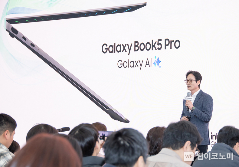 12일 '삼성 강남'에서 진행된 '갤럭시 북5 Pro' 미디어 브리핑 행사에서 삼성전자 MX사업부 갤럭시 에코 비즈 팀장 이민철 상무가 '갤럭시 북5 Pro'를 소개하는 모습 / 2024.12.12 (출처: 삼성전자)