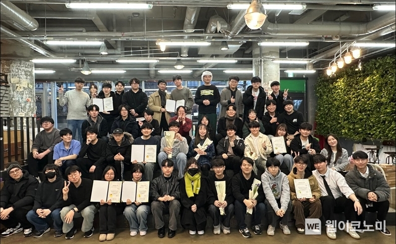 12일 스마일게이트 퓨처랩에서 열린 ‘SGM 인디게임 부문’ 16기 수료식에서 참가자들이 단체 사진을 찍고 있는 모습. / 2024.12.13 (출처: 스마일게이트)