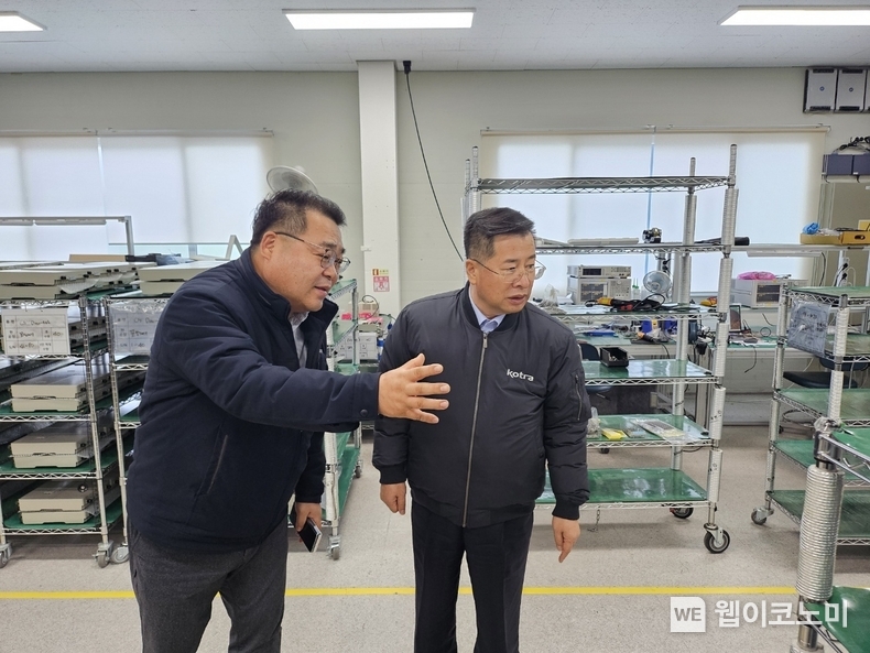강경성 KOTRA 사장이 13일 경기도 동탄 소재 통신장비 부품 수출기업 이랑텍을 방문하여 이재복 대표와 인도 및 글로벌 사우스 진출에 대해 의견을 나누고 있다. / 2024.12.13 (출처: KOTRA)