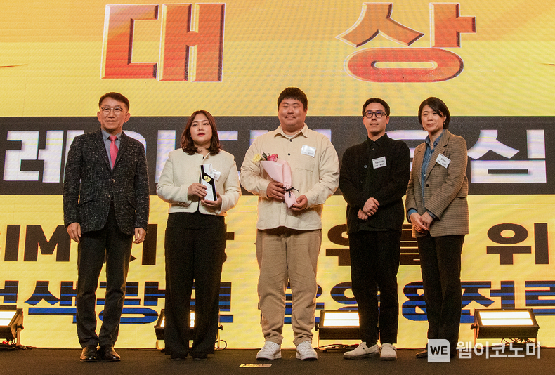 시상식에 참석한 검색퍼포먼스 부문 대상 수상자 플레이디 성장전략본부 유재신 본부장(오른쪽 첫 번째) / 2024.12.13 (출처: KT)