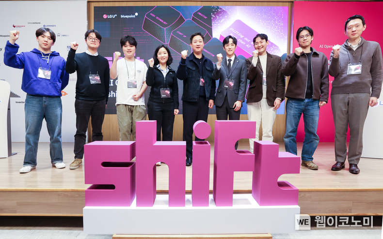 LG유플러스 홍범식 사장이 공식 첫 행보로 스타트업 발굴 및 육성 프로그램인 ‘쉬프트(Shift)’ 데모데이 행사에 참석했다. 사진은 홍범식 사장(왼쪽에서 다섯번 째)이 쉬프트에 선발된 스타트업 대표와 기념사진을 촬영하는 모습. / 2024.12.15 (출처: LG유플러스)