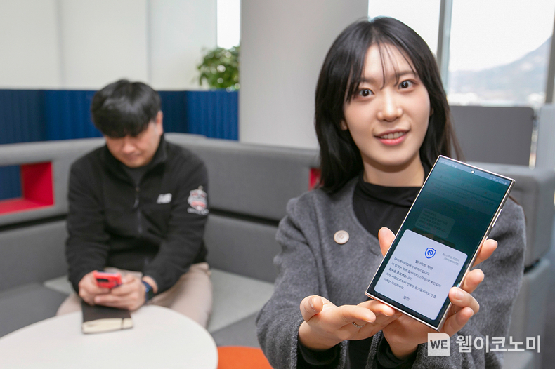 모델이 스미싱 지킴이 서비스를 소개하고 있다. / 2024.12.17 (출처: KT)