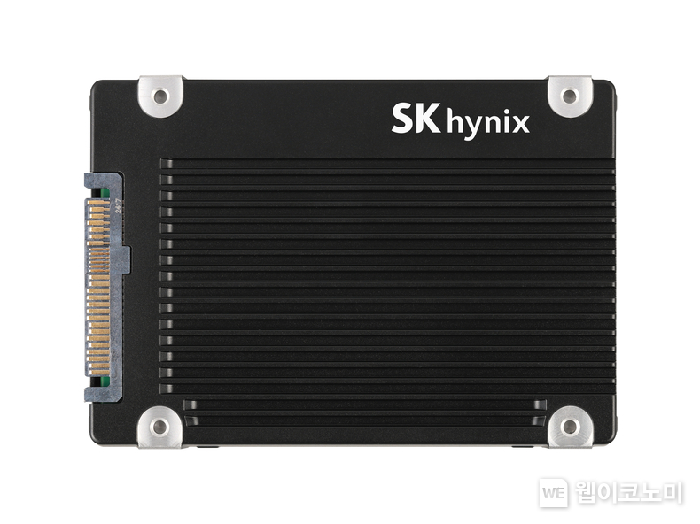 SK하이닉스가 개발한 AI 데이터센터용 고용량 SSD ‘PS1012 U.2’ / 2024.12.18 (출처: SK하이닉스)