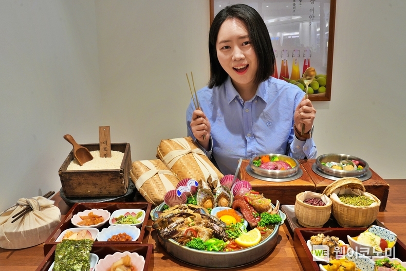 롯데백화점 본점 14층에 오픈한 '미포집'에서 대표 메뉴들을 홍보하는 모델 모습. / 2024.12.18 (출처: 롯데백화점)