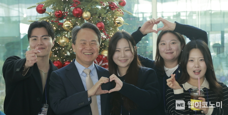 진옥동 신한금융 회장(왼쪽에서 두번째)이 그룹 신입직원들과 기념촬영을 하고 있다. / 2024.12.19 (출처: 신한금융그룹)