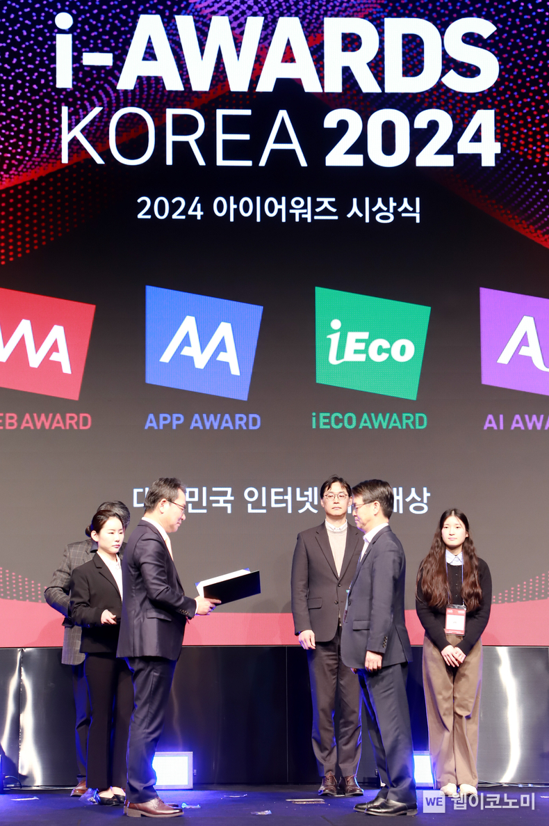 사진 : 농협 상호금융콕뱅크사업부 신동순 부장(오른쪽)이 '스마트앱어워드 2024 시상식'에서 NH콕뱅크의 금융부문 통합대상을 수상하고 있다. / 2024.12.19 (출처: 농협)