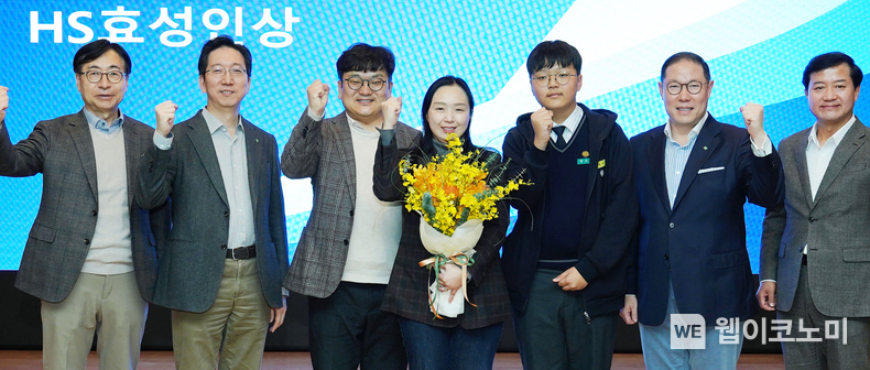  HS효성이 출범 이후 처음으로 '2024 올해의 자랑스러운 HS효성인상' 시상식을 20일 개최했다. 조현상 HS효성 부회장(오른쪽에서 두번 째), ‘2024 올해의 자랑스러운 HS효성인상’ 수상자 정유조PL과 가족들(왼쪽에서 세번 째, 네번 째, 다섯번 째), 임진달 HS효성더클래스 대표이사(왼쪽에서 첫번 째), 안성훈 HS효성 대표이사(왼쪽에서 두번 째), 성낙양 HS효성첨단소재 대표이사(오른쪽에서 첫번 째) / 2024.12.22 (출처: HS효성)