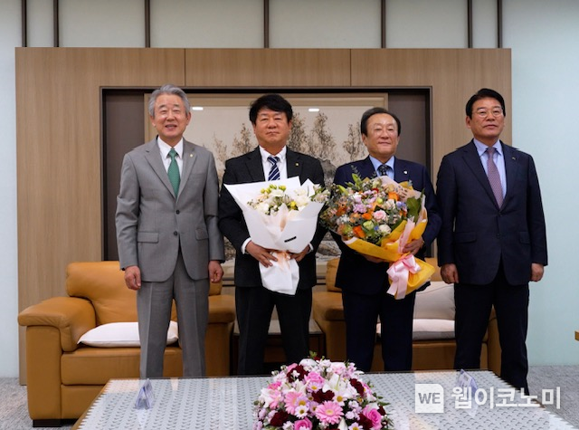 20일 열린 “2024년 제3차 한국협동조합협의회 회장단 회의”에 참석한 관계자들이 기념 촬영을 하고 있다. (좌측부터) 농협중앙회 강호동 회장, 신협중앙회 김윤식 회장, 새마을금고중앙회 김인 회장, 산림조합중앙회 최창호 회장 / 2024.12.23 (출처: 새마을금고중앙회)