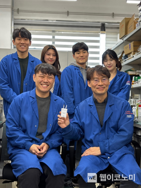 (앞줄 왼쪽부터) 김일주 박사과정,김희탁 교수 (뒷줄 왼쪽부터) 김세진 박사과정, 신예원 석사과정, 김동우 석사과정, 조혜나 석사 / 2024.12.23 (출처: KAIST)