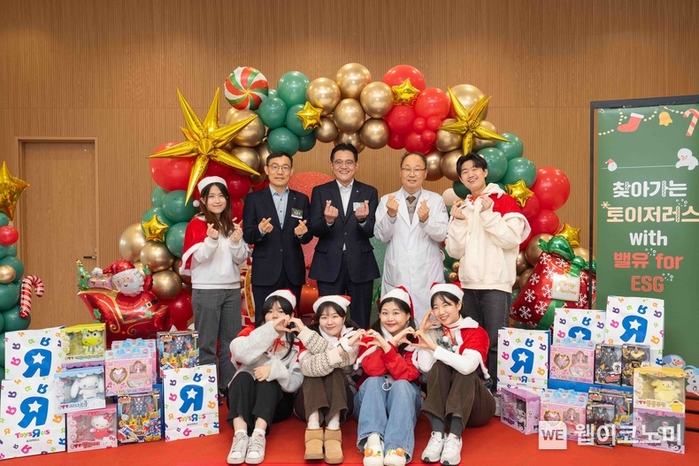 23일(월) 경기도 하남시에 위치한 보바스병원에서 진행한 '찾아가는 토이저러스' 행사 관계자들과 롯데 지주 대학생 봉사단 '밸류 for ESG' 단원들의 모습 (왼쪽 두번째부터 박종우 롯데의료재단 사무국장, 진주태 롯데마트·슈퍼 준법지원부문장, 윤연중 보바스병원장) / 2024.12.24 (출처: 롯데마트)