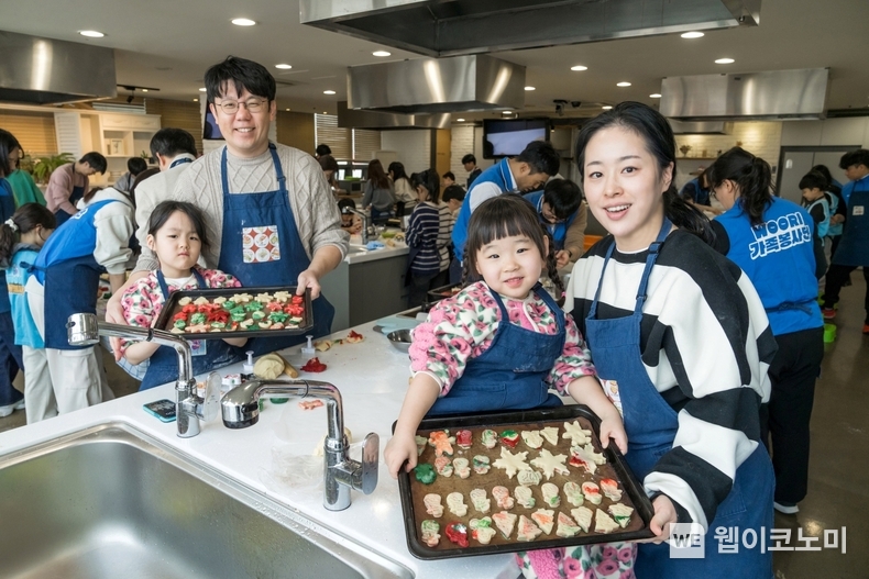지난 21일 WOORI 가족 봉사단 참여가족이 인근 베이킹스튜디오에서 복지관에 전달할 크리스마스 쿠키를 만들고 있다. / 2024.12.24 (출처: 우리은행)