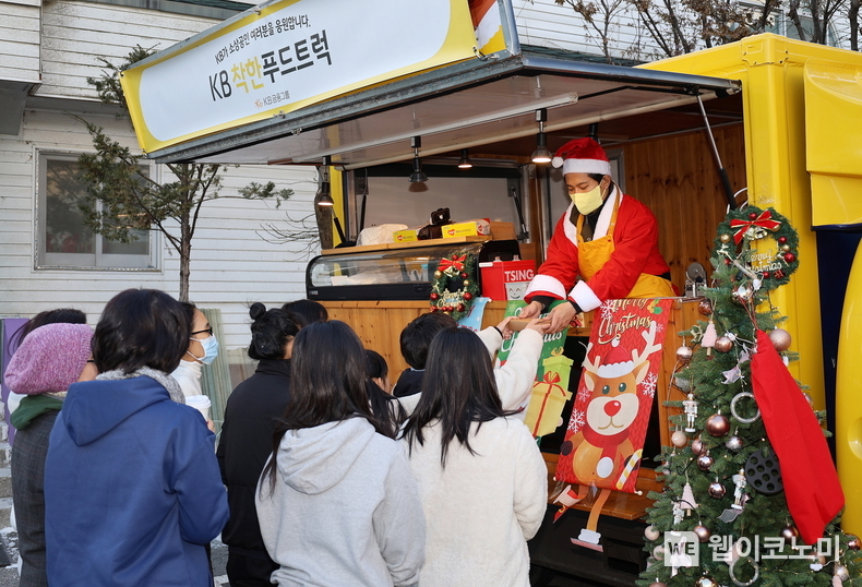 지난 23일 수원시에 위치한 동광원에서 ‘KB착한푸드트럭’ 1호점 대표가 간식을 전달하고 있다 / 2024.12.24 (출처: KB금융)