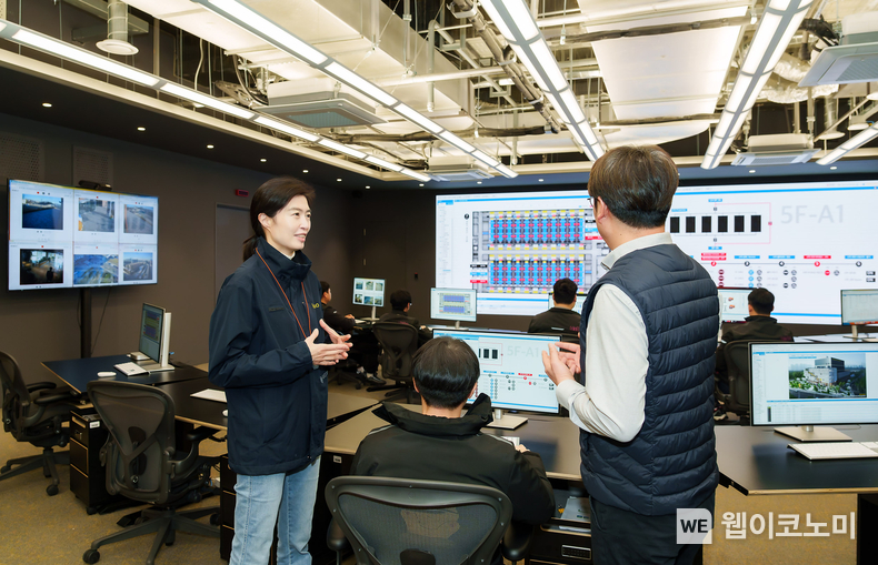 24일 오전 정신아 카카오 대표가 카카오 데이터센터 안산 종합상황실에서 데이터센터 설비 모니터링 현황을 체크하고 있다. / 2024.12.24 (출처: 카카오)