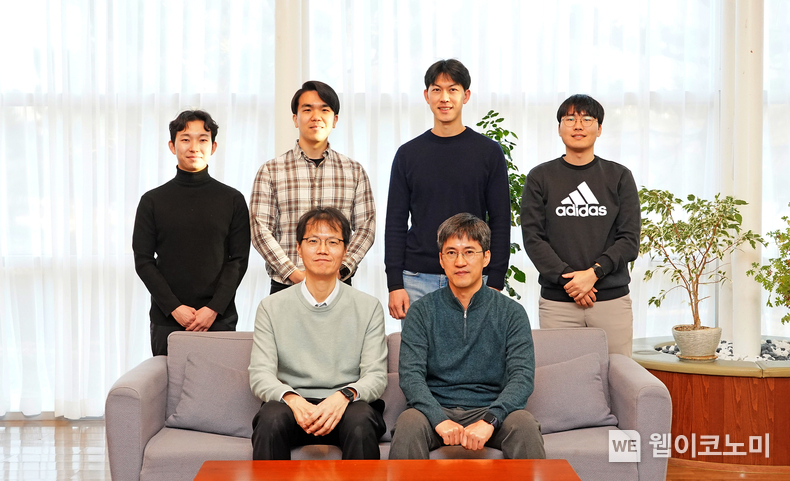 (앞줄 왼쪽부터) 기계로봇공학부 이재욱 교수, 이종호 교수. (뒷줄 왼쪽부터) 기계로봇공학부 지용화 학생, 홍창의 학생, 조성범 박사, 유형욱 학생 / 2024.12.24 (출처: GIST)