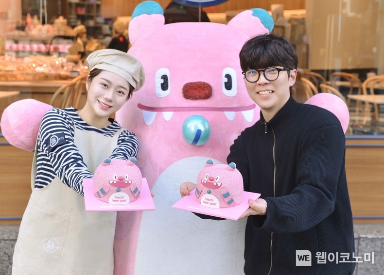 파리바게뜨가 새해를 맞아 서울시와 함께 ‘해치와 소울프렌즈’ 캐릭터를 활용한 ‘2025 해치뉴이어 케이크’를 출시하고, 27일 파리바게뜨 종로구청점에서 기념 촬영을 진행했다. 이번 케이크는 해치가 해맑게 웃는 모습을 표현해 밝고 힘찬 새해에 대한 희망을 담은 것이 특징이다. / 2024.12.27 (출처: 파리크라상)