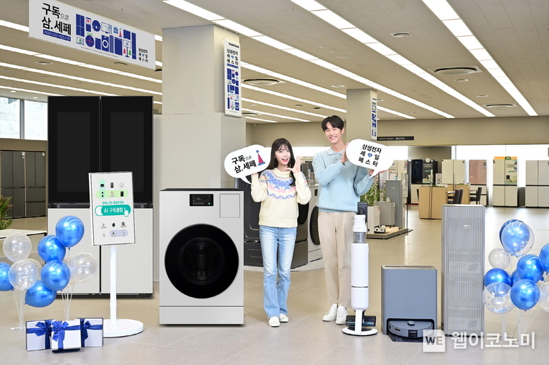 삼성전자 모델이 'AI 구독클럽'으로 더욱 풍성해진 '2025 삼성전자 세일 페스타'를 소개하고 있다. / 2025.1.6 (출처: 삼성전자)