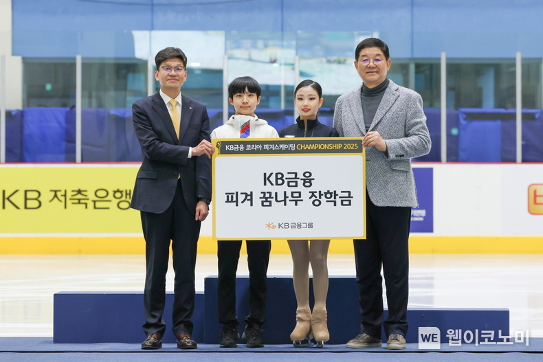 (왼쪽부터) KB금융지주 브랜드담당 박진영 상무, 최하빈 선수(솔샘중), 고나연 선수(별가람중), 대한빙상경기연맹 김홍식 회장 직무대행 / 2025.01.06 (출처: KB금융그룹)