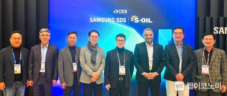 7일 미국 라스베이거스 CES 2025 행사장에서 S-OIL 안와르 알 히즈아지 CEO(왼쪽 3번째)와 류열 사장(왼쪽 5번째) 등 경영진이 삼성 SDS 전시장을 참관하고, 이 회사 이준희 대표(왼쪽 4번째) 등 관계자들과 사진촬영을 하고 있다. / 2025.1.8 (출처: S-OIL)