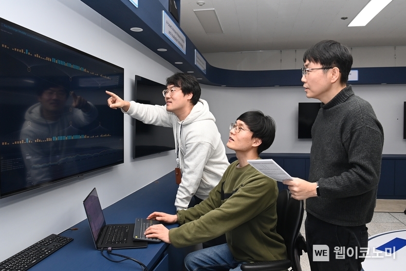 ETRI 연구진이 개인 데이터 신뢰 유통 플랫폼(트러스트 데이터 커넥톰 기술)에 관해 논의하는 모습 / 2025.01.08 (출처:ETRI)