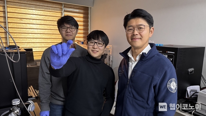 (왼쪽부터) 전기및전자공학부 김윤후 박사과정, 정보전자연구소 김병수 박사, 이정용 교수. / 2025.1.8 (출처: KAIST)