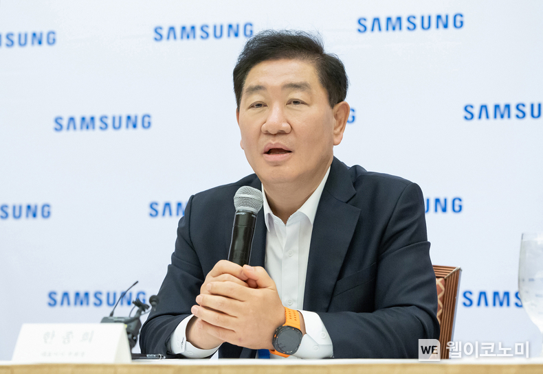 현지시간 7일 미국 라스베이거스 CES 2025 현장에서 열린 국내 기자간담회에서 삼성전자 한종희 대표이사 부회장이 기자들의 질문에 답변을 하는 모습 / 2025.01.08 (출처: 삼성전자)