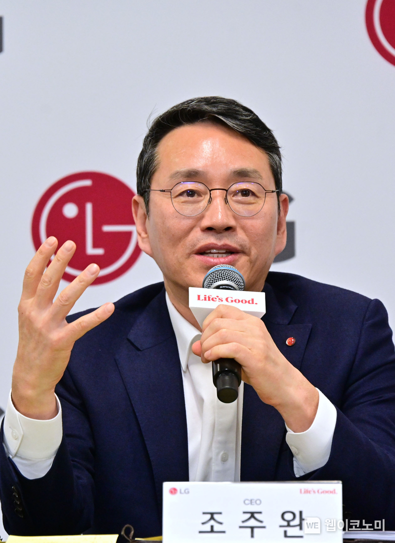 LG전자 조주완 CEO가 현지시간 8일 美 라스베이거스에서 열린 기자간담회에서 사업 전략을 소개하고 있다. / 2025.1.9 (출처: LG전자)