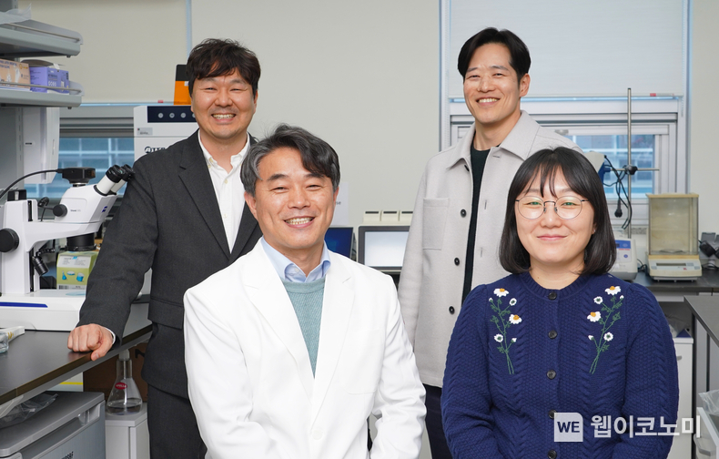 (앞줄 왼쪽부터 시계 반대 방향으로) GIST 의생명공학과 류동렬 교수, 조윤주 박사, 김주원 박사(현 건국대 교수), 조동현 박사(에이치이엠파마) / 2025.01.09 (출처: GIST)