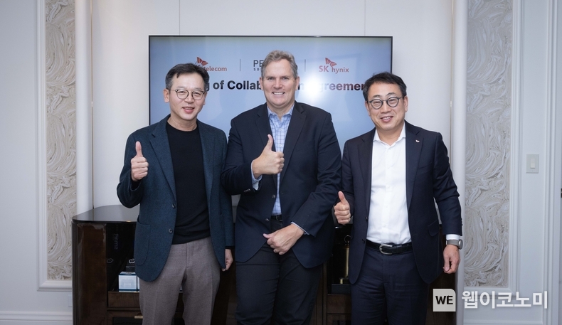 김주선 SK하이닉스 AI Infra(인프라) 사장, 마크 아담스(Mark Adams) 펭귄 솔루션스 CEO, 유영상 SKT CEO / 2025.01.10 (출처: SK하이닉스)