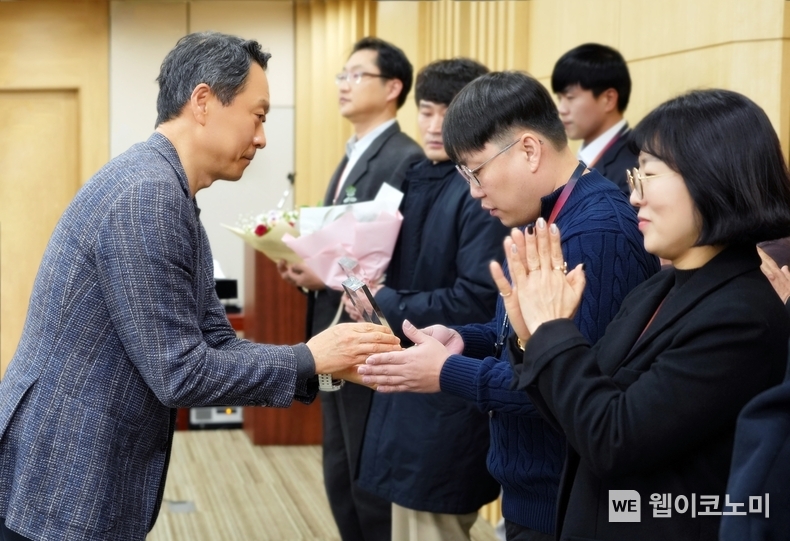삼성전자서비스 대표이사 김영호 부사장이 CS 달인에게 인증패를 수여하는 모습 / 2025.01.12 (출처: 삼성전자서비스)